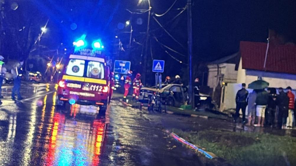 Accident pe ploaie la Tecuci: Un şofer băut a intrat cu maşina în stâlp