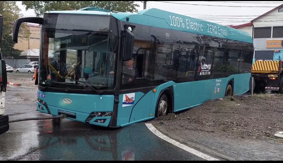 Galaţi: Surpare în sensul giratoriu de la mall! Un autobuz a fost prins cu o roată în surpare - FOTO