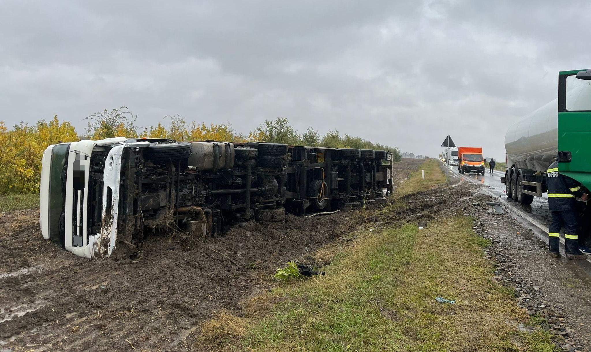 Accident: Camion încărcat cu materiale de construcţii răsturnat la Lanurile, Brăila - UPDATE