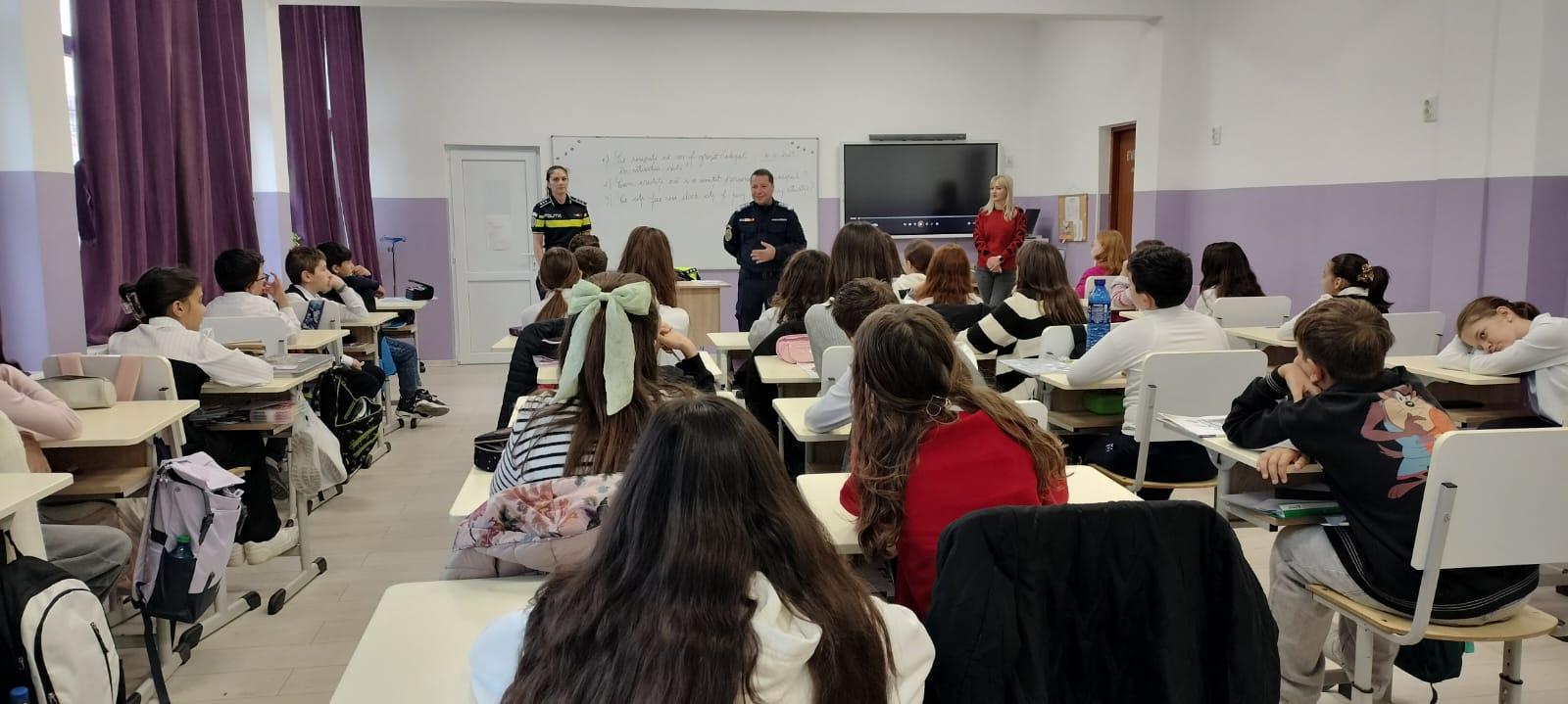 FOTO: Jandarmii şi poliţiştii din Galaţi i-au învăţat pe elevii clasei a V-a cum să se protejeze online şi la şcoală