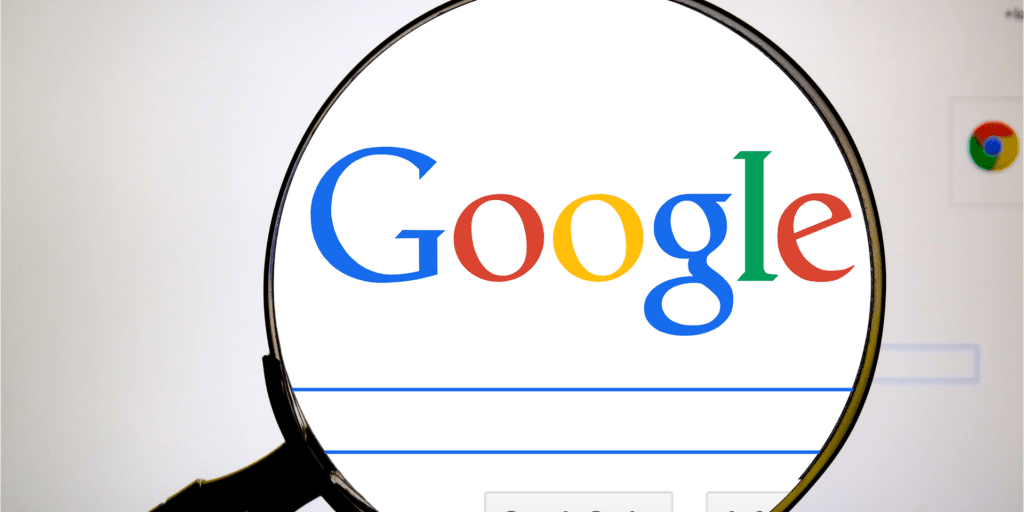 Google Search îşi schimbă reclamele: etichete mai vizibile şi opţiunea de a le ascunde după ce le vezi
