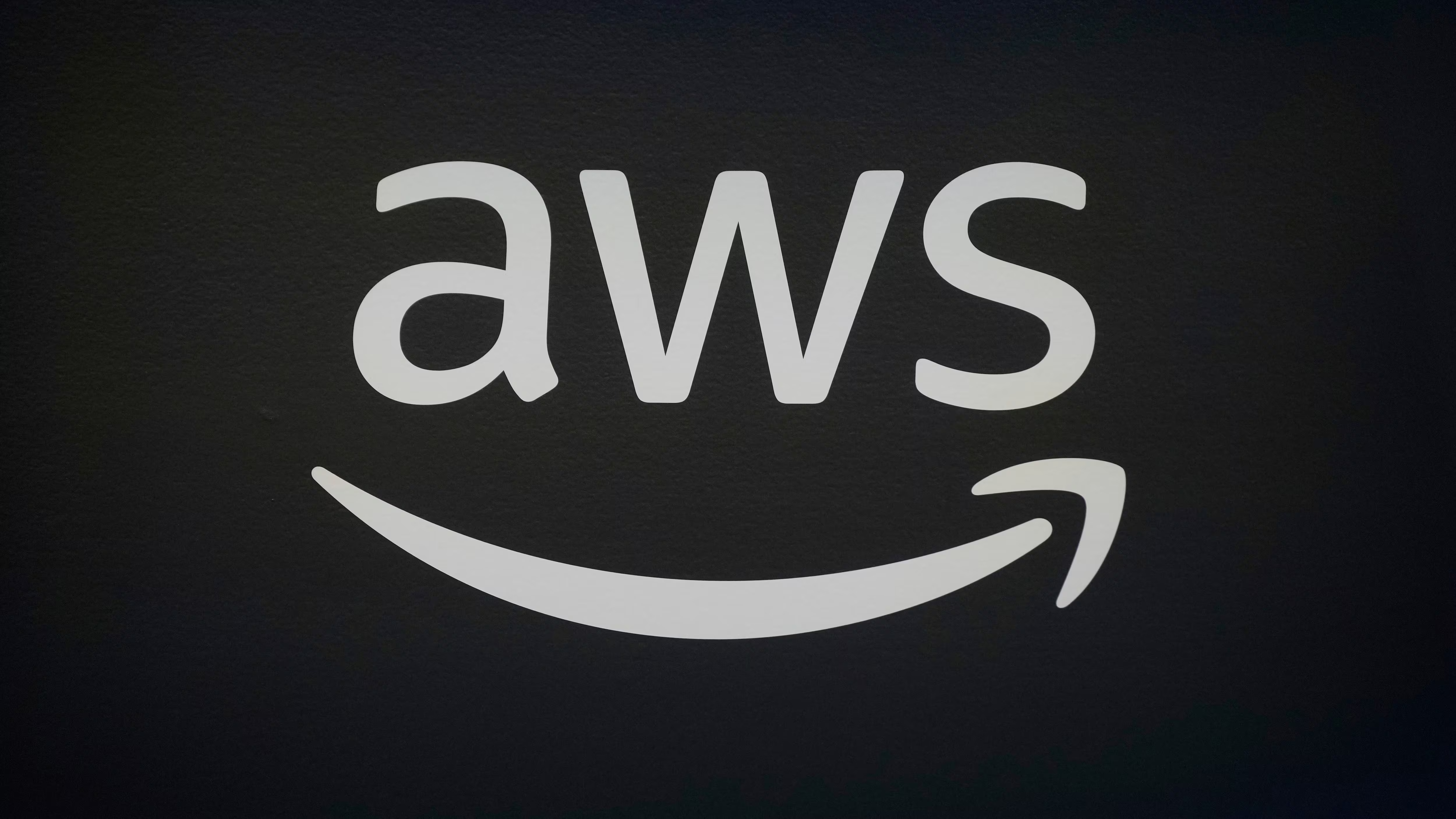 Pana globală de internet cauzată de AWS a blocat zeci de aplicaţii şi site-uri populare