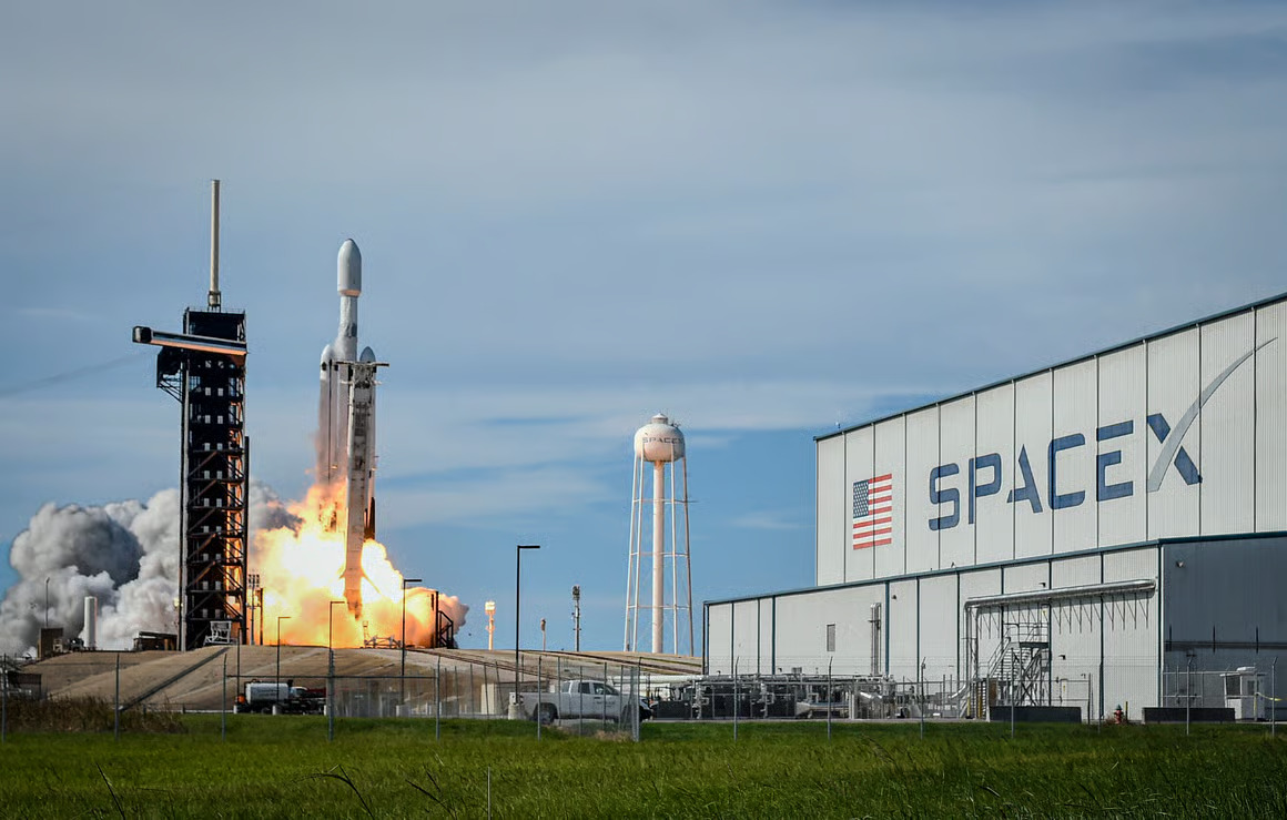 SpaceX depăşeşte pragul de 10.000 de sateliţi Starlink lansaţi pe orbită