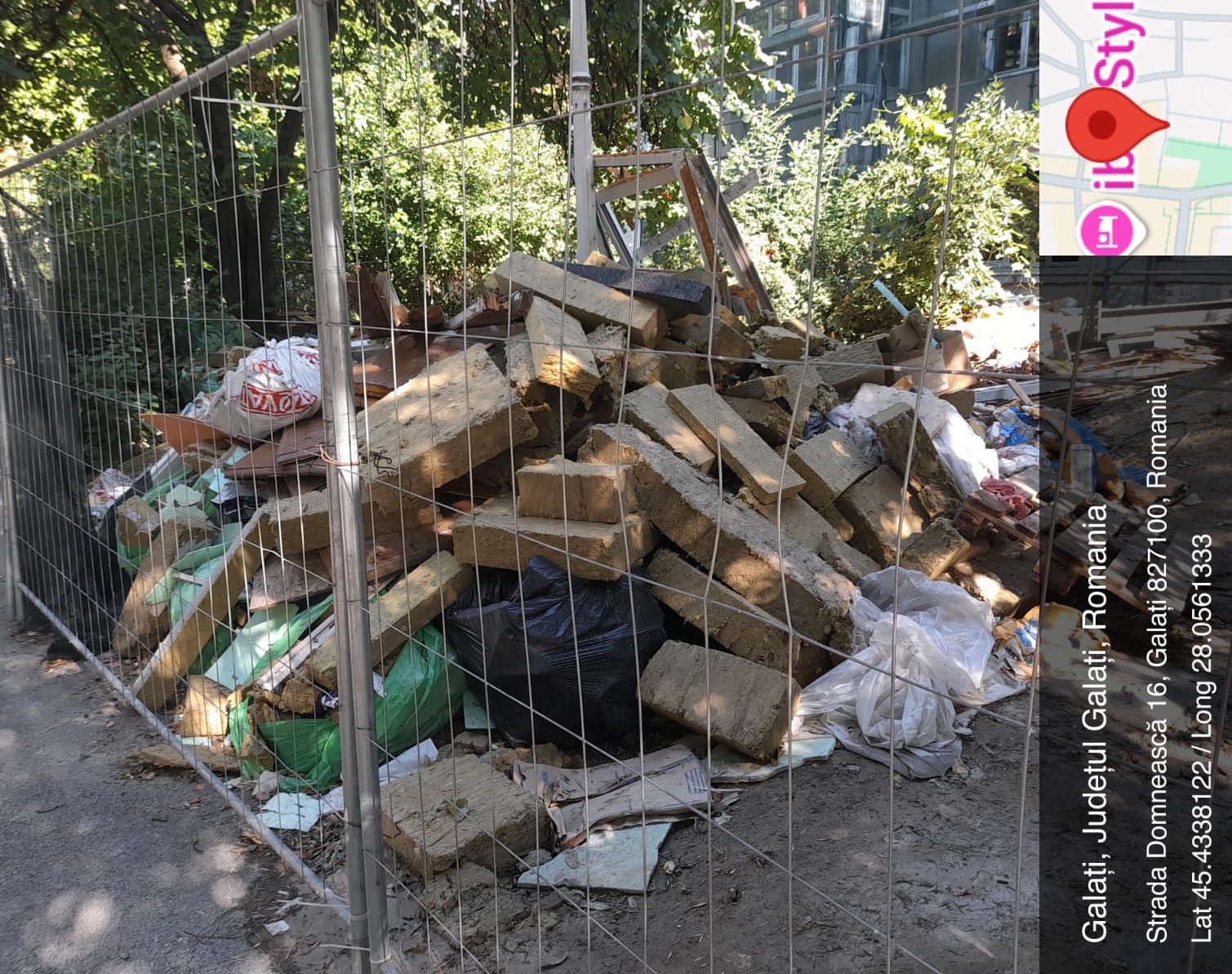 FOTO: Bloc în reabilitare, mizerie multă în jur! Amenda dată de Garda de Mediu Galaţi