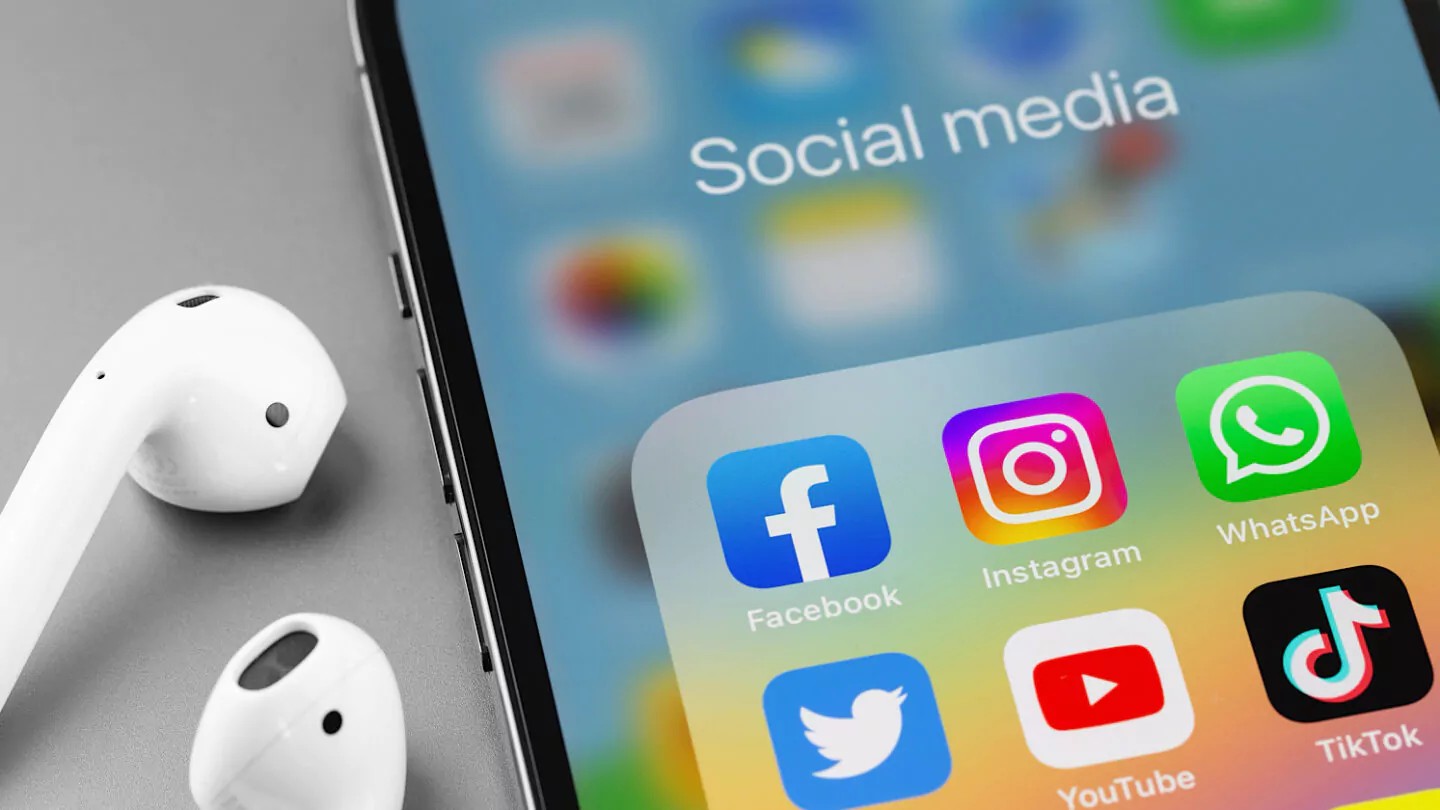 Facebook, Instagram şi TikTok, acuzate de încălcarea regulilor europene privind conţinutul ilegal şi transparenţa