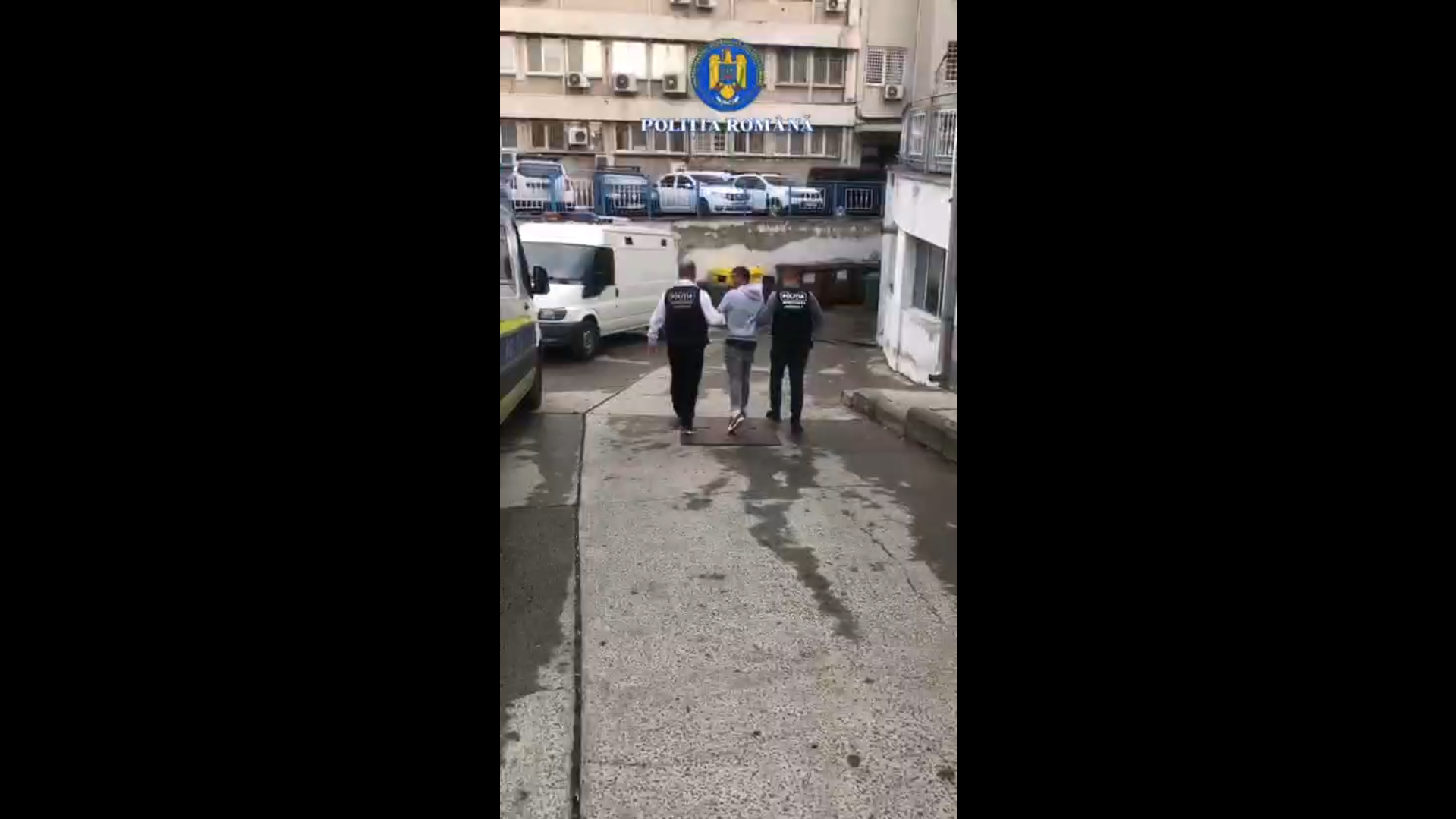 VIDEO: A furat din magazin împingând angajatele şi spărgând un geam