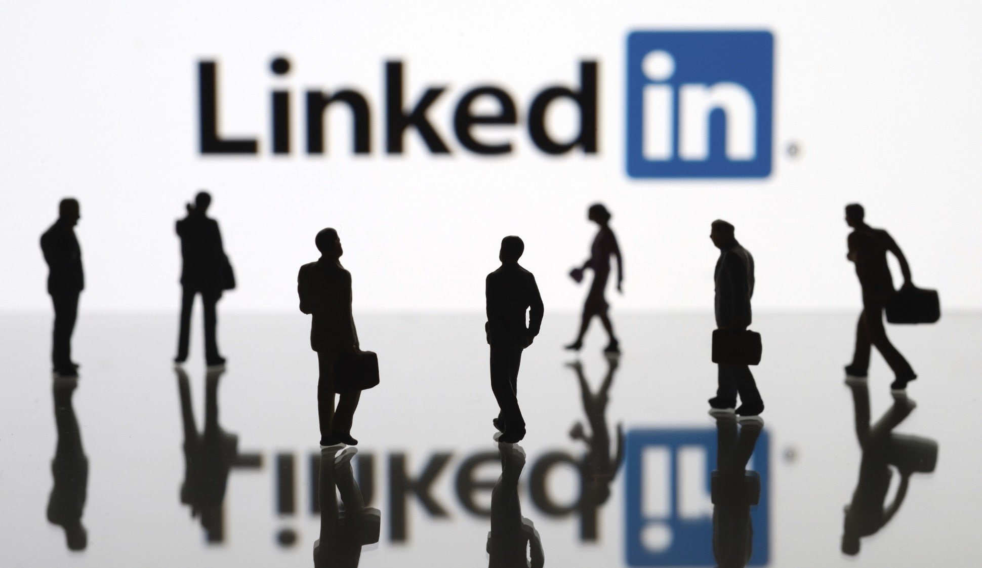 LinkedIn va folosi datele utilizatorilor din UE şi alte regiuni pentru antrenarea modelelor AI