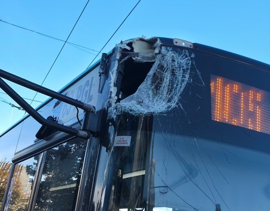 Galaţi: Bărbat căzut de la înălţime pe str. Brăilei! Un autobuz a lovit nacela în care lucra
