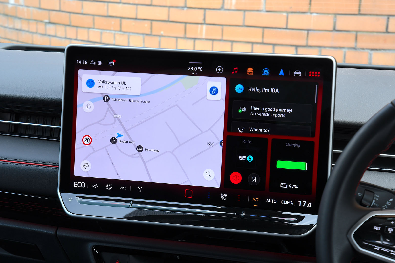 Volkswagen, acuzată că transformă bordul maşinilor electrice în panou publicitar