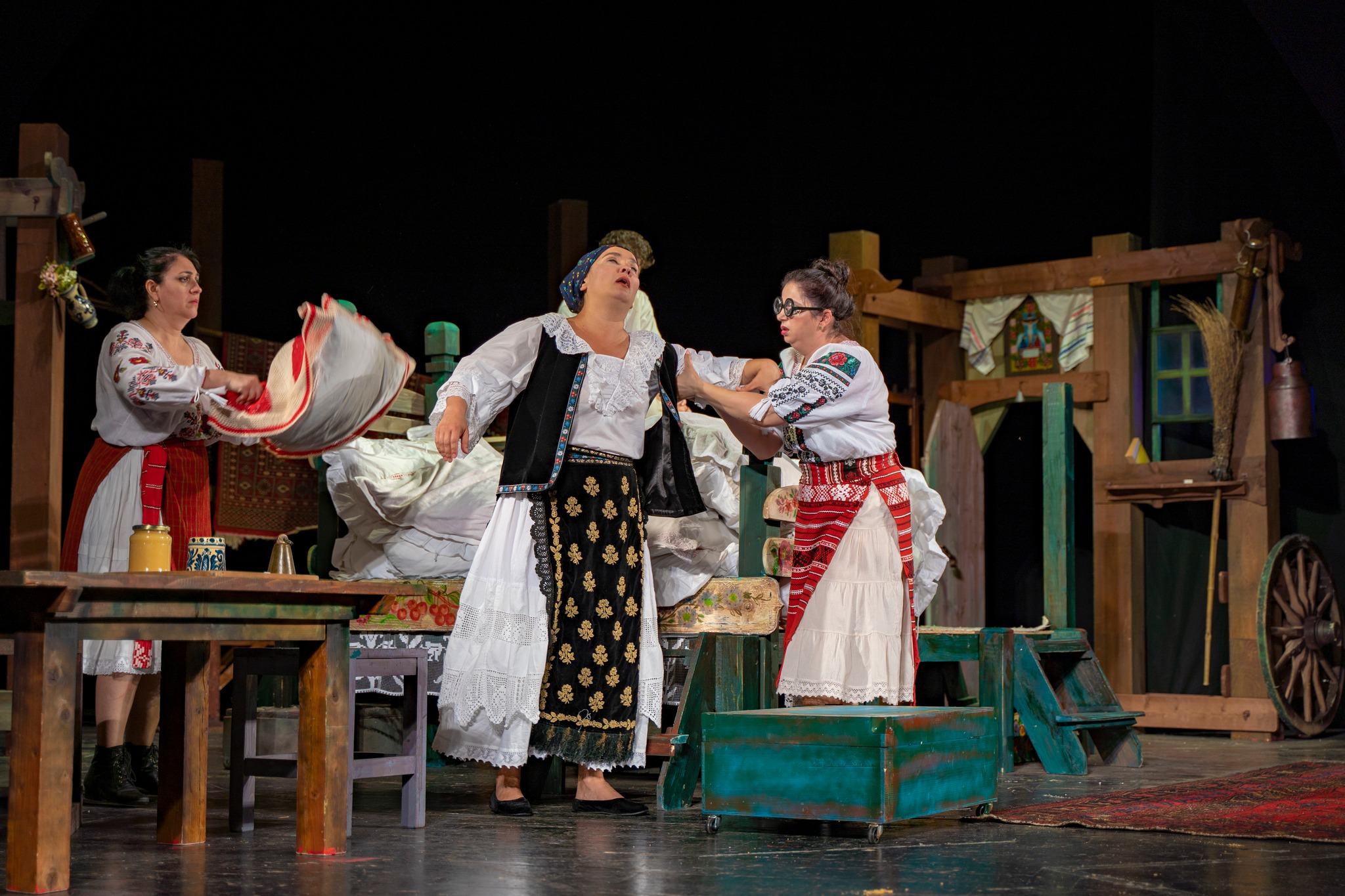 „Soacra cu trei nurori”, comedia lui Creangă ajunge la Fârţăneşti