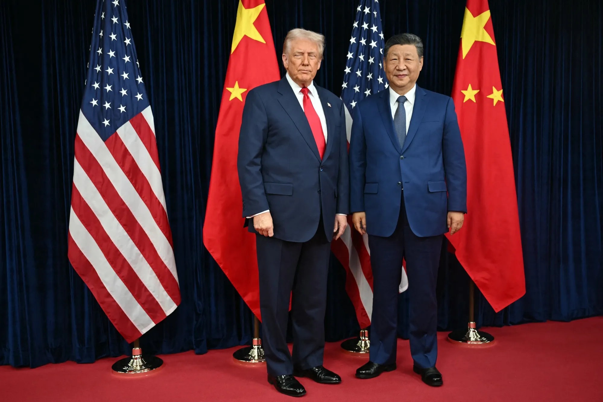 Trump anunţă reducerea tarifelor medii pentru importurile din China şi deschide negocieri directe pe cipuri