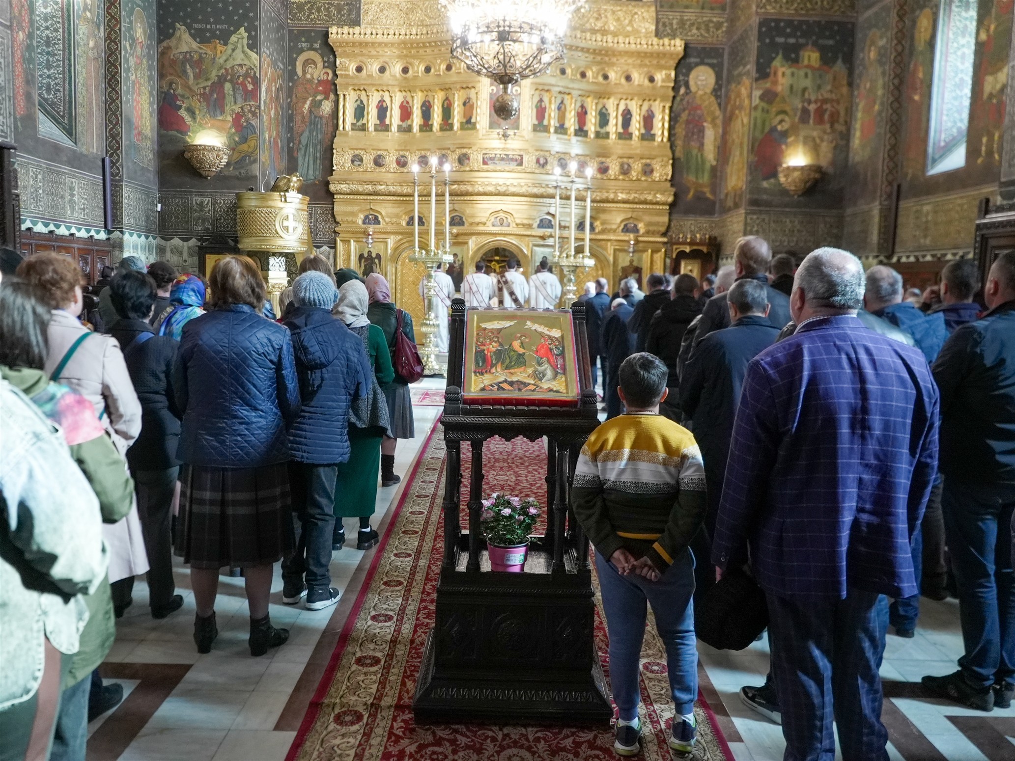 Rugăciuni către Dumnezeu la Galaţi, pentru odihna tinerilor morţi la Colectiv