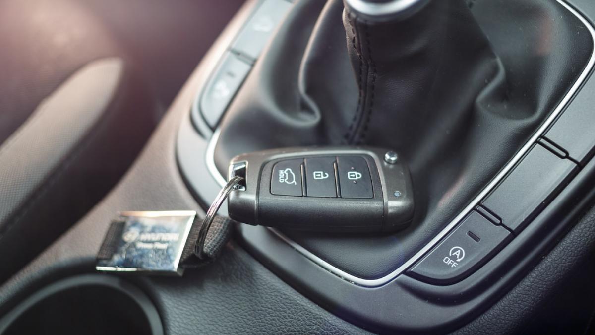 Cum pot hoţii fura maşini cu cheie inteligentă