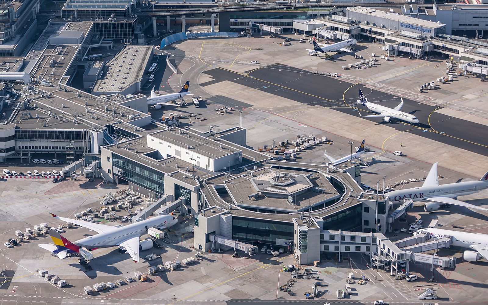 Inteligenţa artificială accelerează zborurile: Aeroportul din Frankfurt foloseşte camere inteligente pentru a reduce întârzierile
