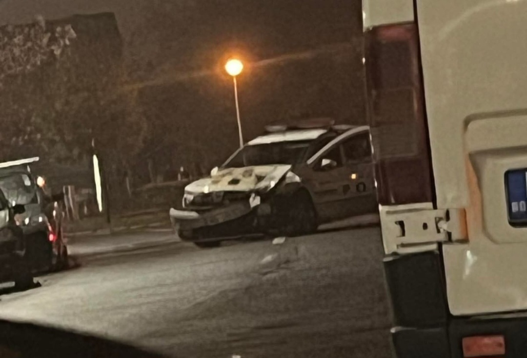 Galați: O autospecială de poliție a lovit o mașină parcată care la rândul ei a lovit altă mașină parcată