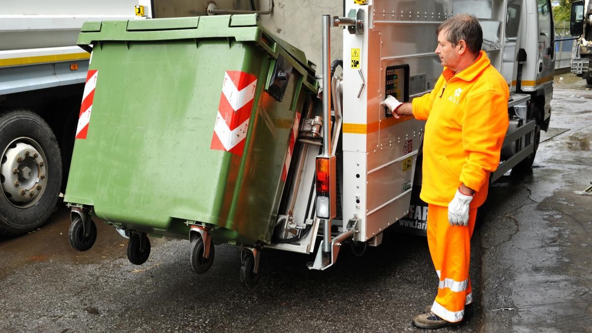 Un şofer de salubritate din Bucureşti a luat credite de peste 110.000 de lei pe numele colegilor, folosindu-le telefoanele