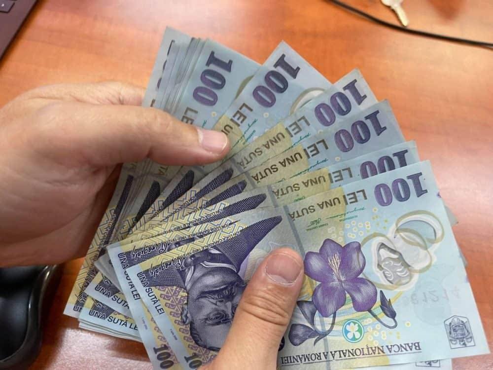 Bani pierduți de un bărbat din Ucraina în Galați, găsiți de o femeie și predați poliției