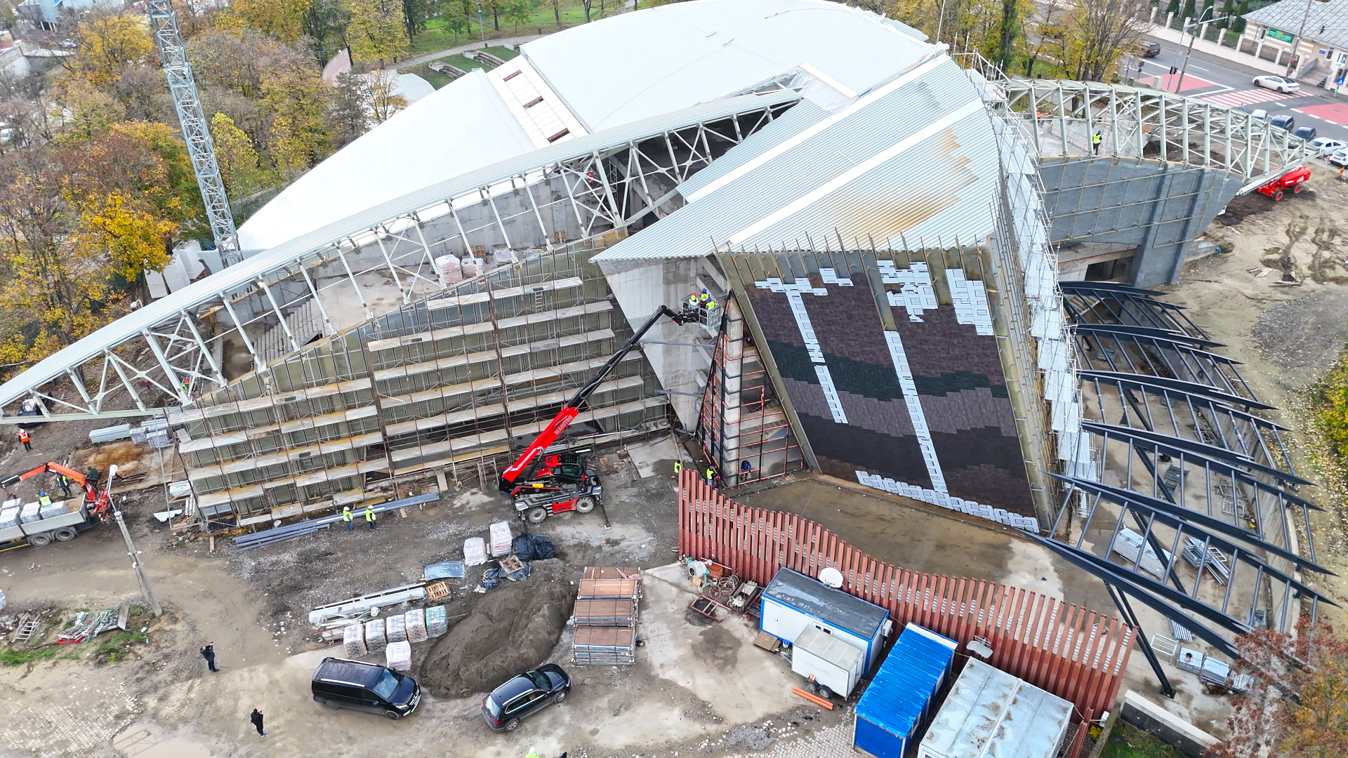 FOTO: A început montarea plăcilor decorative pe noua clădire a Muzeului de Artă Vizuală din Galaţi