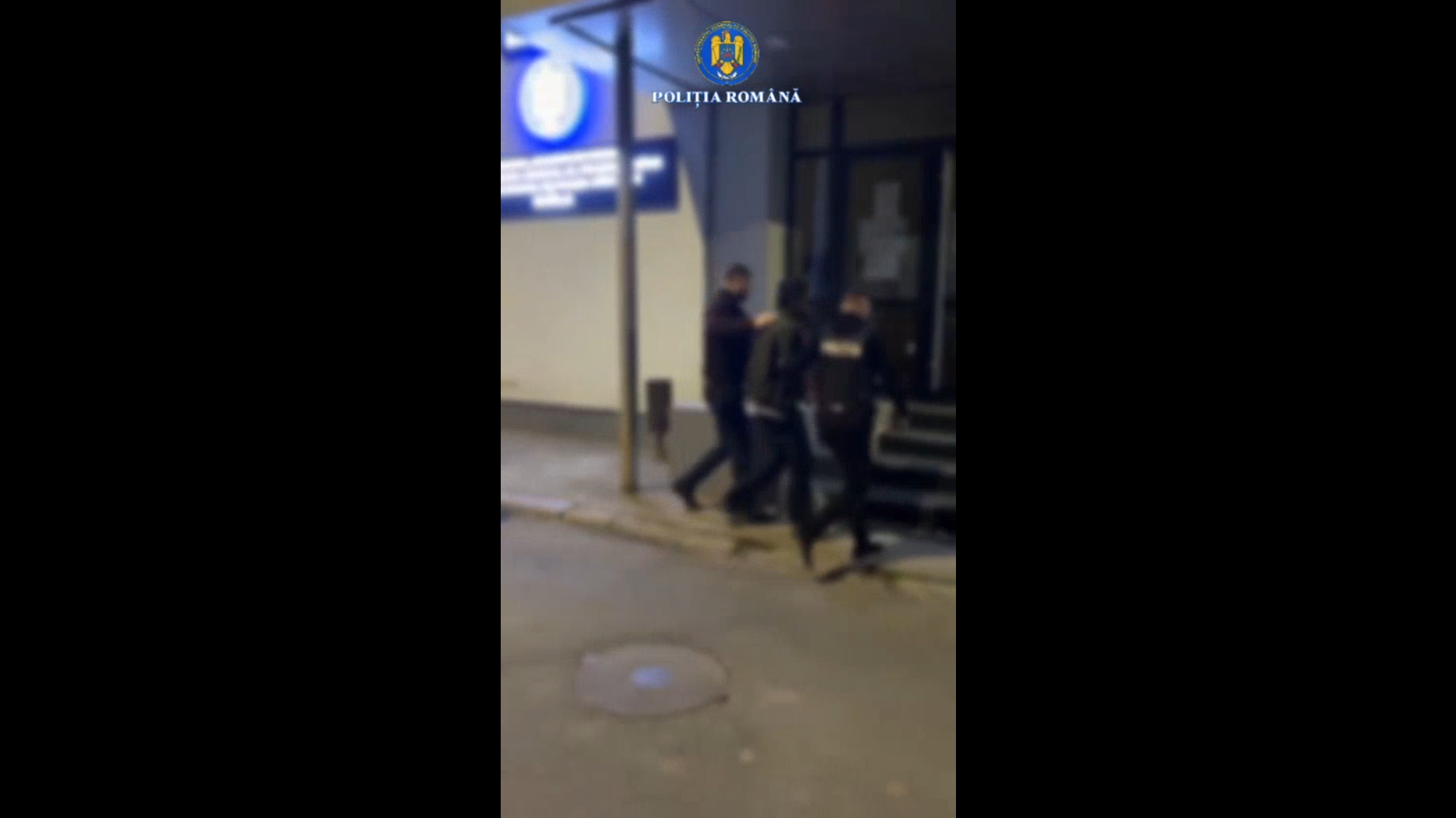 VIDEO: Bucătar reţinut de poliţişti! A atacat cu un cuţit un grup de srilankezi