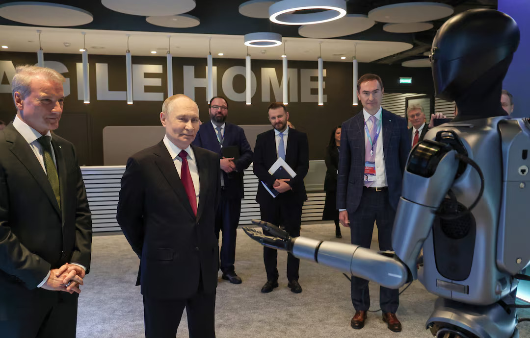 Robotul umanoid Green îl impresionează pe Vladimir Putin la expoziţia Sberbank