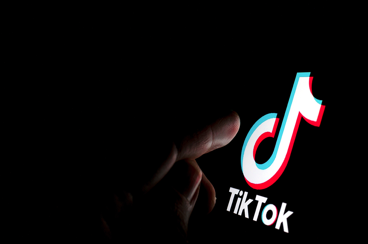 TikTok le dă utilizatorilor control asupra clipurilor generate de AI: noi setări, protecţii şi iniţiative de educaţie digitală