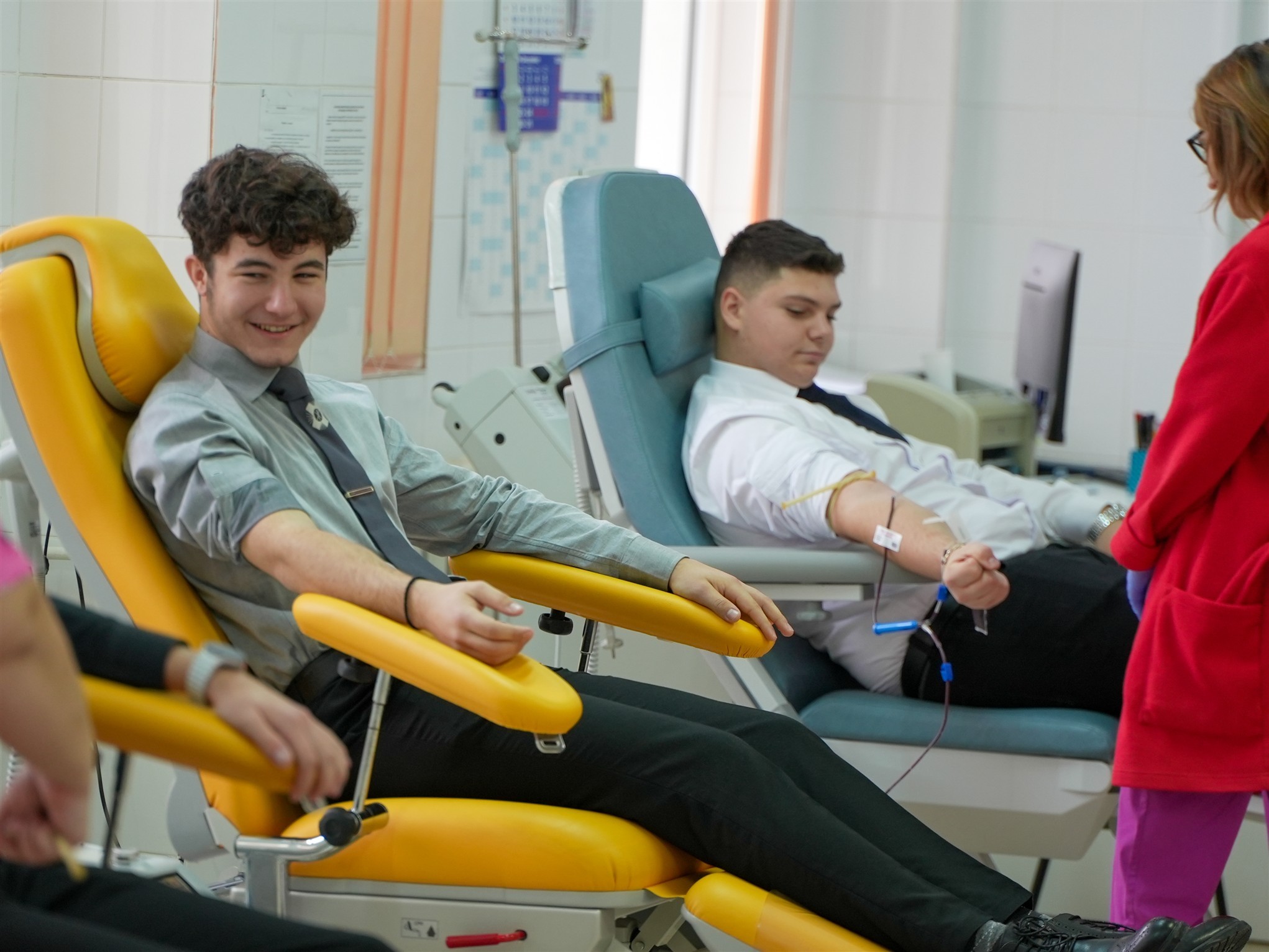 FOTO: Seminarişti şi preoţi din Galaţi au donat sânge