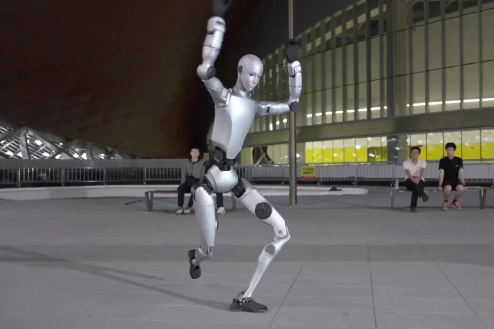 Robotul umanoid H2 de la Unitree impresionează în noi demonstraţii de „luptă” şi progrese tehnice