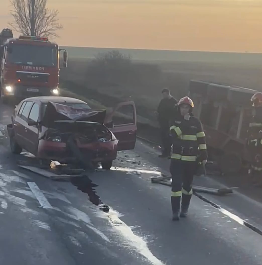 Accident: Camion răsturnat pe șoseaua de centură a Tecuciului