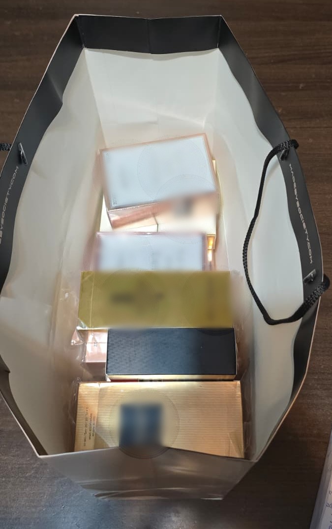 Galaţi: Parfumuri contrafăcute vândute în parcare la mall. Au intervenit jandarmii