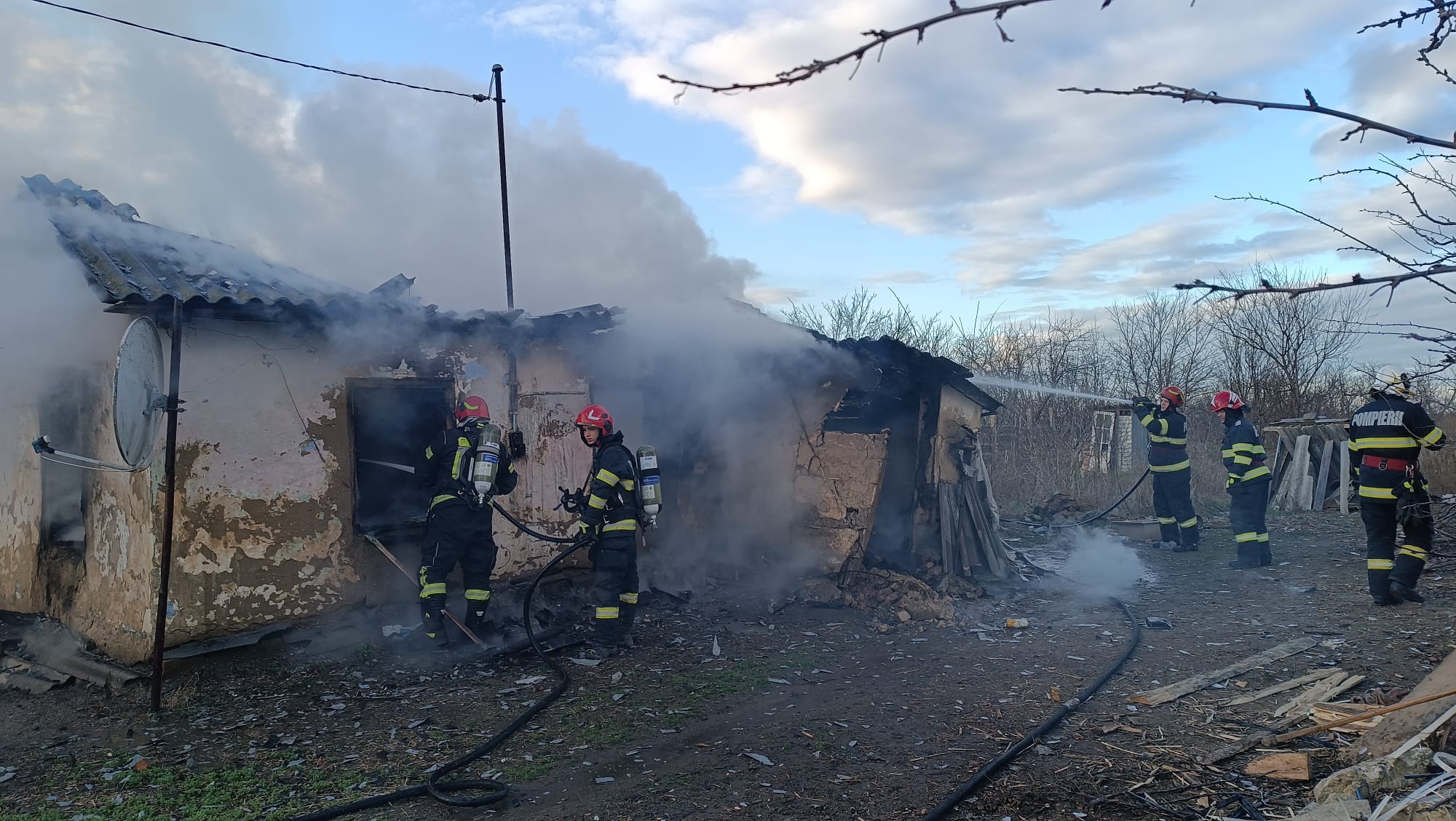 FOTO: Casă făcută scrum înainte de sărbători la Comăneasca, Brăila