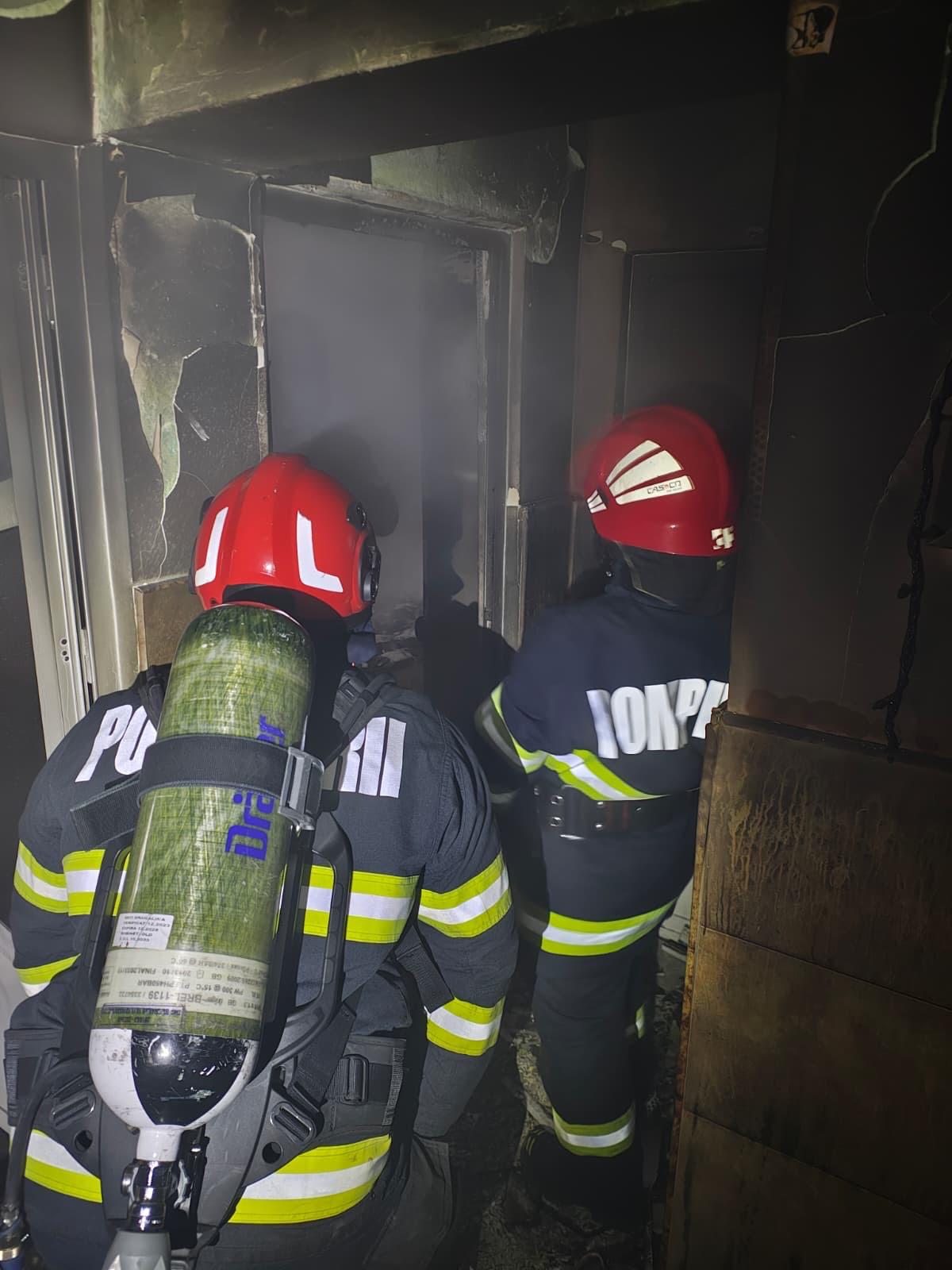 FOTO: Apartament cuprins de flăcări la Niculiţel, Tulcea