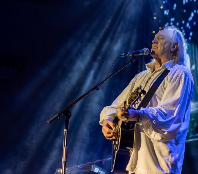 FOTO: “Regele colindelor”, Ştefan Hruşcă la Galaţi: „N-am mai văzut Sala Sporturilor atât de plină de pe vremea Cenaclului Flacăra”