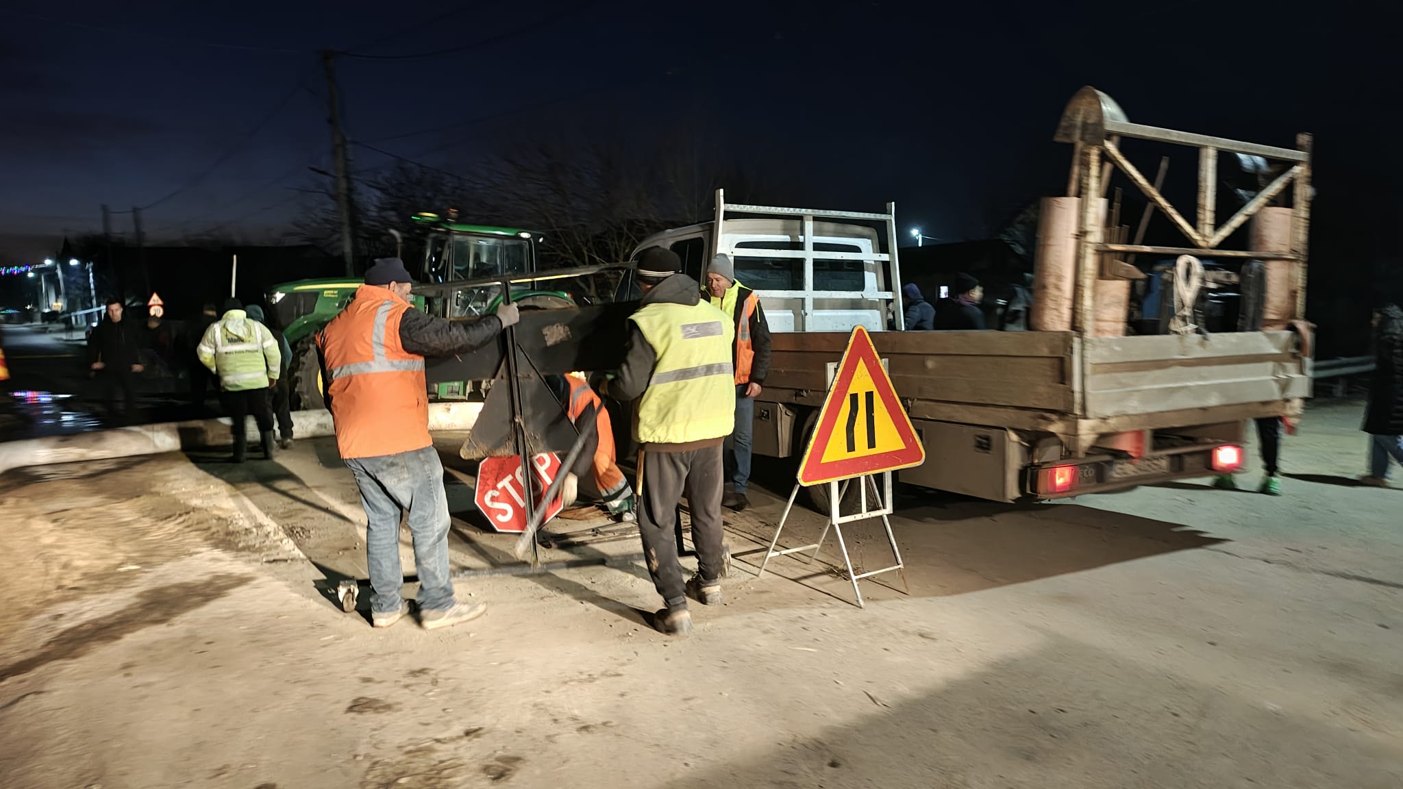 ALERTĂ în judeţul Galaţi: Drum judeţean rupt pentru a salva satul Podoleni de inundaţii. Intervenţie de urgenţă la Barcea