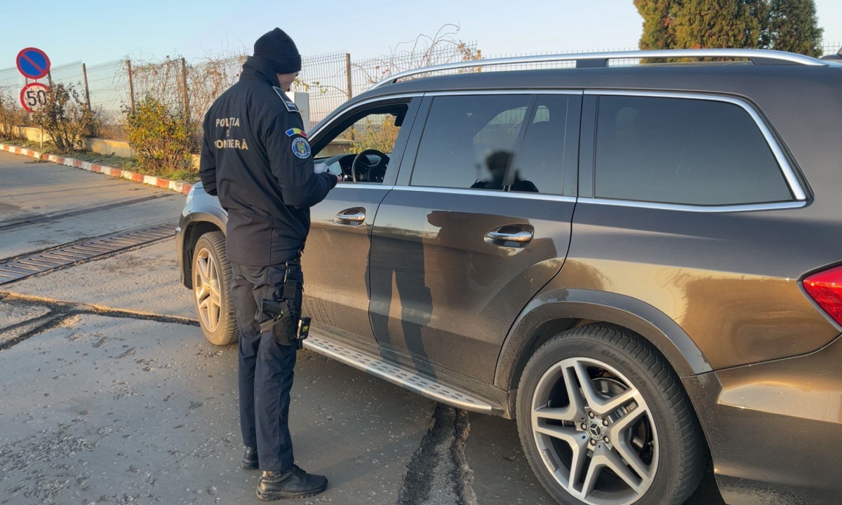 Oprit pentru control, le-a arătat poliţiştilor o fotografie pe telefon cu un permis de conducere
