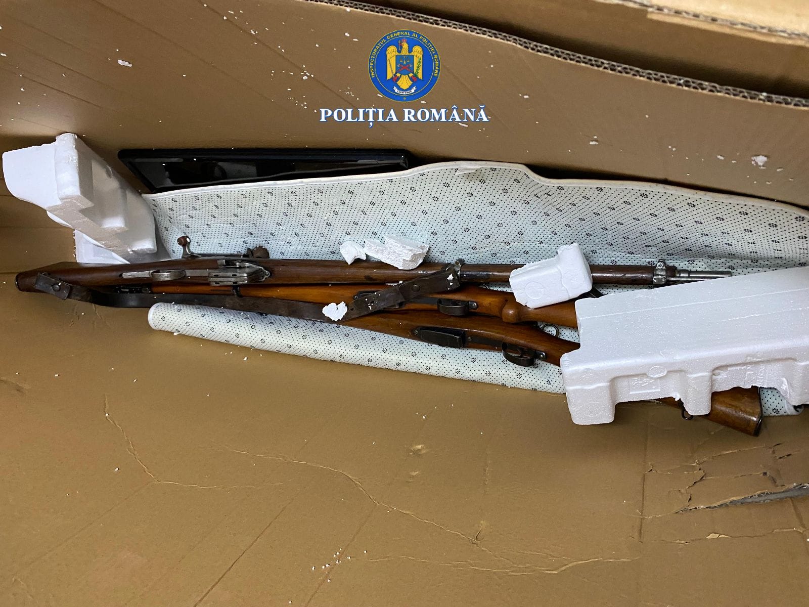 Galaţi: Contrabandă în parcare la mall! Arme letale la colet aduse din străinatate - FOTO