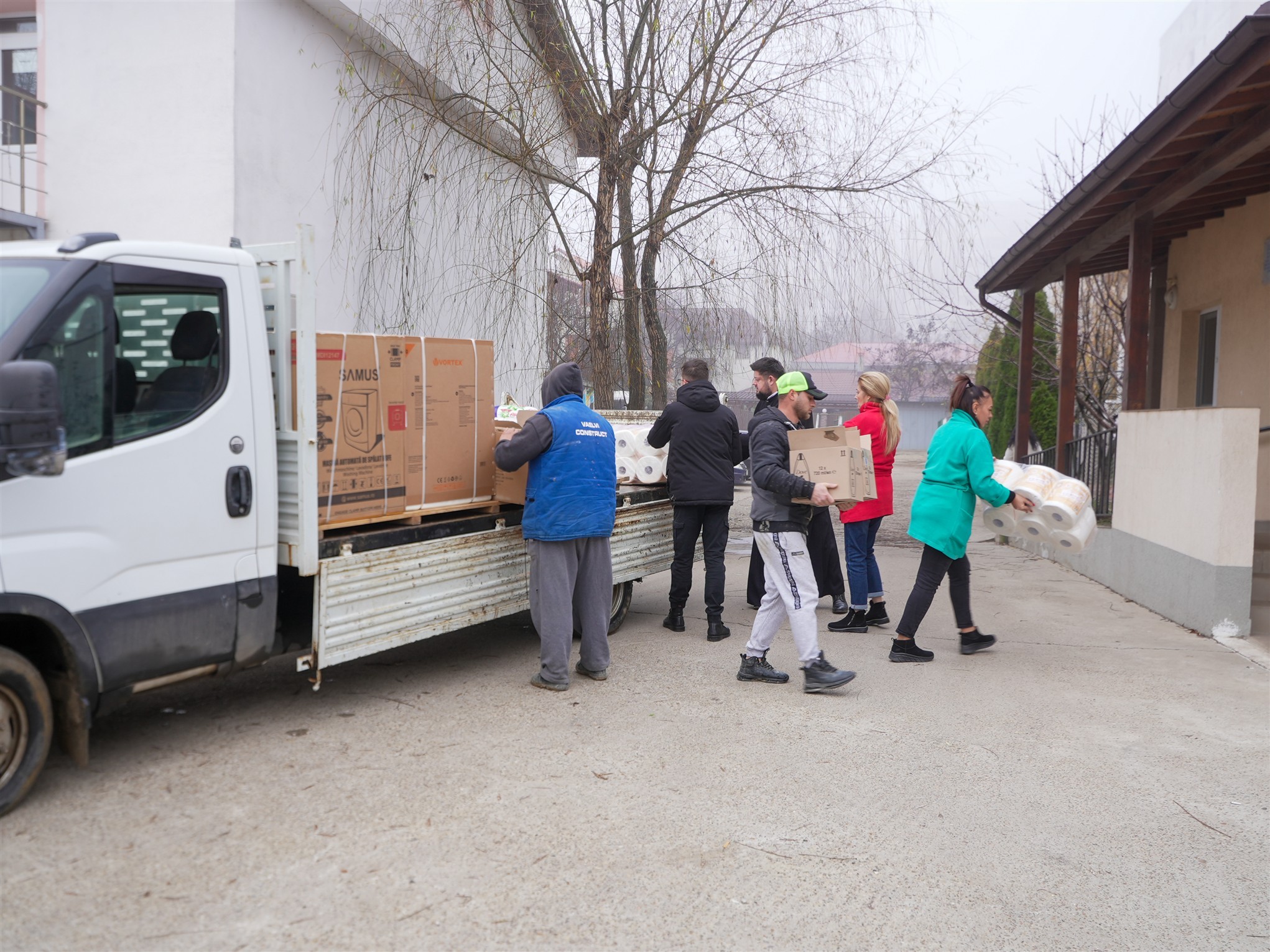 FOTO: Daruri de Crăciun din partea Bisericii pentru zeci de tineri sărmani din Galaţi