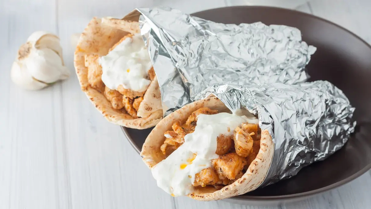 De ce nu este sigur să păstrezi alimentele în folie de aluminiu în frigider