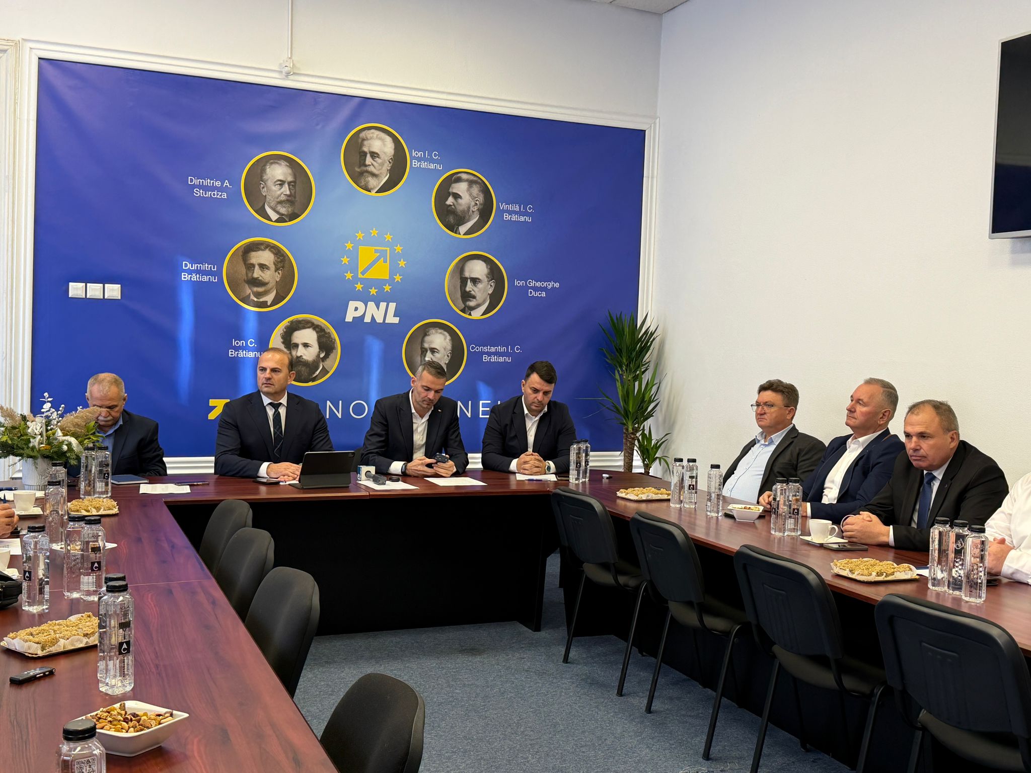 Biroul Politic Judeţean al PNL Galaţi, la raport în faţa presei